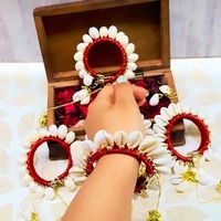 Bracelet Boho en Coquillage avec Jhumka Latkan en Fil de Soie pour Mariage et Demi Saree Fonction