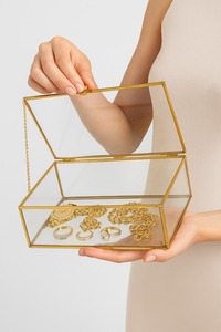 Joyero de cristal hexagonal de oro, elegante obra maestra diseñada, escaparate de belleza elevado, Cada joya preciosa, elegancia - Product Image 5