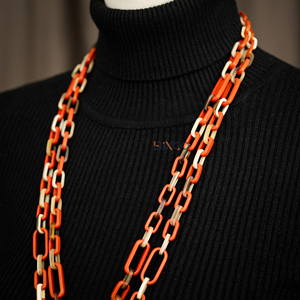 Mini collar de cadena multiusos Premium hecho de cuerno sintético en rojo intenso, accesorio de moda hecho a mano de 1,5 metros de longitud - Product Image 2