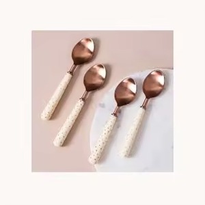 Juego de cucharas de café con mango de resina multicolor Cuchara chapada en oro de acero inoxidable para bodas - Product Image 3