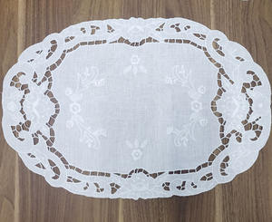 Tapete de diseño bordado personalizado para casa, restaurante, boda, de lino blanco mantel con borde festoneado, posavasos bordado - Product Image 1