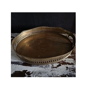 Plateau de service élégant en laiton, conçu pour présenter des collations, des boissons et des objets décoratifs avec un attrait classique intemporel - Product Image 2