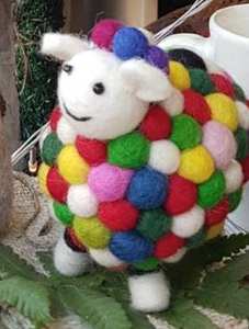 Boule de mouton colorée en feutre - Product Image 2