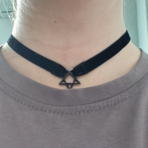 Collier ras du cou gothique en velours noir avec pendentif hexagramme, bijoux de mode sombre personnalisés pour événements gothiques et <span class=keywords><strong>punk</strong></span>, logo et emballage personnalisés - Product Image 2