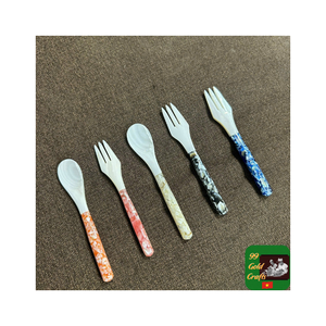 Cuchara de concha de nácar de lujo hecha a mano para el servicio de caviar en eventos culinarios elegantes y de alta gama - Product Image 5