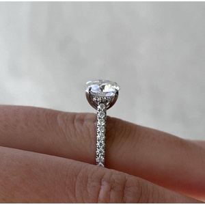 Anillo de Compromiso con Halo Oculto de Diamantes Redondos de Laboratorio de 2.50ctw con Banda Central Pavé de 2.00ct, Certificado IGI - Product Image 2