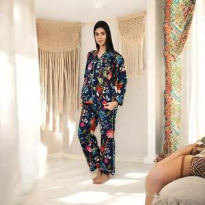 Ensemble de vêtements de détente de luxe pour le printemps, pyjama doux en tissu, comprenant un pantalon de nuit Panama imprimé à la main, confortable, en pur coton - Product Image 1