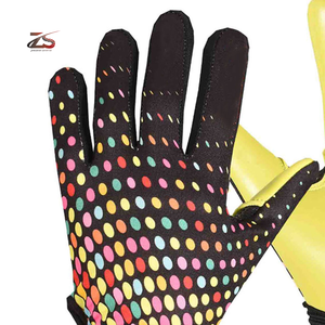 Gants de football gaélique personnalisés confortables meilleurs articles de sport pour le jeu en plein air fabriqués à partir de cuir durable - Product Image 3