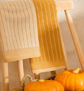 Paire de torchons de cuisine en coton rayés jaune et beige, texture côtelée, idéale pour la décoration d'automne, disponible à prix de gros. - Product Image 1
