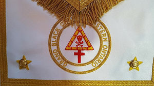 Tablier Orange Order Grand Black Chapter brodé à la main, de haute qualité, sur mesure, avec design maçonnique personnalisé - Product Image 3