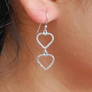Pendientes Colgantes de Plata de Ley 925 con Doble Corazón, Hechos a Mano, Minimalistas, Ligeros, Joyería Bonita con Diseño en Forma de Corazón - Product Image 1