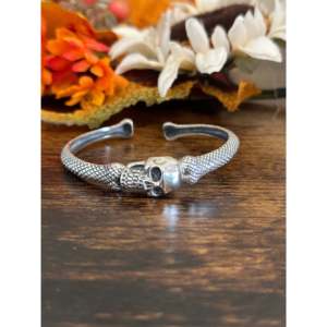 Bracelet manchette en argent sterling motif crâne, fabrication sud-ouest - Bijou tendance pour hommes et femmes - Product Image 1