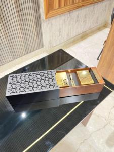 Nuevo Juego de Regalo de Quemador de Incienso Religioso Prisma Designs, Diseño de Oriente Medio en Madera y Metal para Decoración de Interiores - Product Image 2