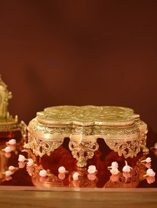 Sculpture florale élégante en métal noir et or pour la décoration de maison de luxe et un accent de table moderne et élégant - Product Image 2