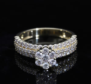 Anillo de racimo floral de diamante natural de oro amarillo de 14 quilates con banda pavimentada de triple fila elegancia radiante y diamantes brillantes - Product Image 1