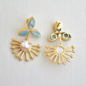 Boucles d'oreilles statement en laiton faites à la main, avec cristaux de guérison authentiques et perles d'eau douce, finition plaquée or 18 carats, style bohème classique - Product Image 5