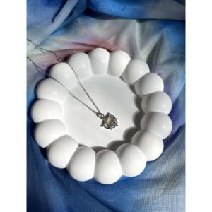 Collana in acciaio con figure a cuore in pietra trasparente Color argento