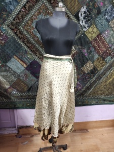 Jupe portefeuille en soie vintage élégante avec imprimés floraux Longueur au sol Léger Fluwy Confortable Boho Chic Fashion - Product Image 4