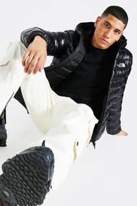 แจ็คเก็ตพัฟเฟอร์สีดำเงาคุณภาพพรีเมียมสำหรับผู้ชายจาก The North Face กำลังเป็นที่นิยมสำหรับฤดูหนาว ให้ความอบอุ่น พร้อมบริการออกแบบโลโก้ตามสั่ง - Product Image 4