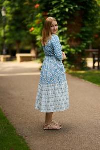 Vestido de Algodón Estampado a Mano Amaya, Estilo Bohemio, Floral, Blanco y Azul, Moda Ética - Product Image 6