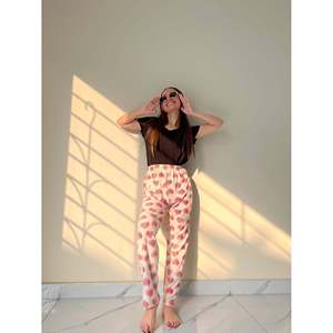 Pantalones de mujer de algodón de lujo con diseño de corazones de piel - Product Image 4