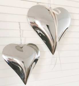 หัวใจแขวนสแตนเลสสำหรับตกแต่งบ้านในวันคริสต์มาส แขวนสำหรับประตูและผนัง ชุดประติมากรรมตกแต่งอะลูมิเนียม ชุด 2 ชิ้น - Product Image 1