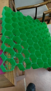 แผ่นตาข่ายพลาสติกซึมน้ำได้สำหรับปูหญ้า ยี่ห้อซันส์บิลด์ เป็นมิตรกับสิ่งแวดล้อม ใช้ป้องกันพื้นหญ้าในลานจอดรถ - Product Image 3