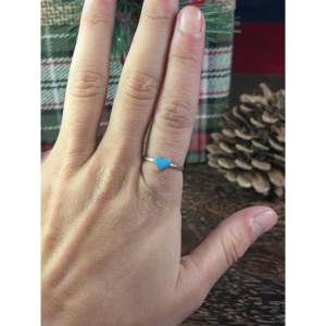 Bague en argent sterling de style Navajo, élégante, avec incrustation de turquoise sertie en clos, taille unique, pour occasions chrétiennes - Product Image 2