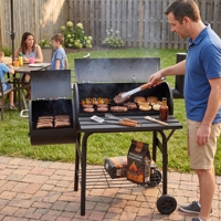 Barbecue à charbon de bois de type tonneau Grill Factory, petit modèle pour patio extérieur, avec fumoir décalé et roues, idéal pour les rassemblements de week-end dans le jardin