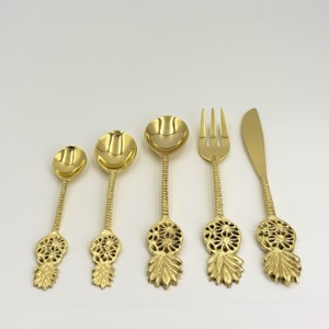 Ensemble de couverts en laiton antique doré de qualité supérieure avec manche au design classique, cuillère, fourchette et couteau en laiton doré élégant en Inde - Product Image 3