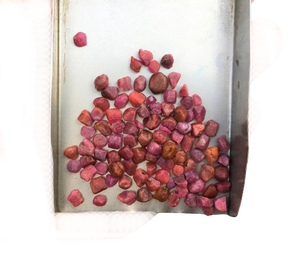 50ピースタイニーラフジェムストーンサイズ2-4MMナチュラルレッドルビー生本物ルビーラフ7月誕生石生レッドルビー未処理クリスタル - Product Image 1