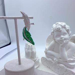 Broche en argent sterling 925 Poisson et Plume de feuille, émail vert dégradé et pavé de CZ, Bijoux d'inspiration naturelle orientale - Product Image 2