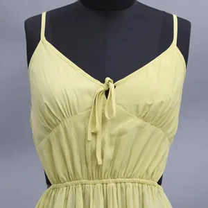 Gaun berjenjang gaya Barat berwarna kuning yang indah dengan asap belakang diproduksi di India kustom ODM tanpa lengan