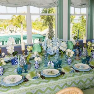 Un ensemble de 4 sets de table décoratifs en rotin bleu avec des bords ondulés, parfaits pour décorer et organiser votre table à manger. - Product Image 5