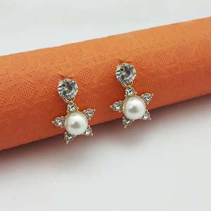 Pendientes de tuerca de cristal austriaco con perlas chapadas en oro Kriaa 1312837 - Product Image 1