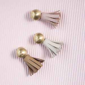 Tiradores y tiradores de cuero pulido artesanal RusticCraft, estilo amor para armarios, cajones, puertas de cocina, muebles de armario - Product Image 6