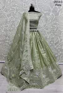 Style moderne lourd et beau or écraser Lehenga Choli avec Dupatta avec paillettes Zari broderie multi-fils travail à vendre - Product Image 2
