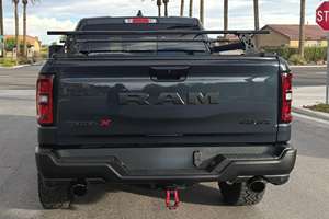 R a m 1500 <span class=keywords><strong>Re</strong></span>-bel X Crew Cab 4x4 Twin-Turbo 6-Silinder 2025 yang bersih dan andal, Warna Biru Metalik Forged - Product Image 4