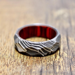 Anillo martillado de roca de acero de Damasco, regalo de anillo de acero de Damasco torcido para su compromiso y su anillo de bodas. - Product Image 2