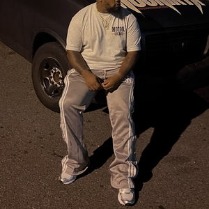 Pantalons de sport pour hommes sur mesure en gros, coupe-vent, course à pied, décontractés, design à bande latérale, fabriqués en polyester et nylon durables pour une utilisation en extérieur - Product Image 6