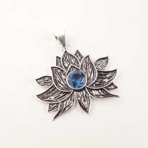 Pendentif de mode en argent sterling 925 avec topaze bleue de Londres, fleur de lotus oxydée, pierre de naissance de décembre, bijoux pour femmes pour Halloween - Product Image 2