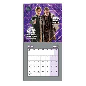 ปฏิทินตั้งโต๊ะแบบพับได้ รุ่นคลาสสิก ปี 2025 สำหรับแฟนคลับ Doctor Who พร้อมฟังก์ชั่นนาฬิกาและอุปกรณ์สำนักงาน - Product Image 4