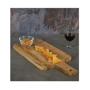 Tabla de cortar de madera rústica con un tono de madera natural que realza el encanto y la calidez de las cocinas tradicionales - Product Image 4