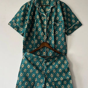 Ensemble de pyjama court en popeline d'été pour femmes bloc à la main imprimé feuille verte motif floral avec passepoil blanc ODM vêtements de nuit d'été - Product Image 1