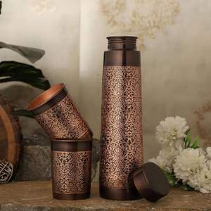 Grande bouteille d'eau en cuivre pur ayurvédique zen asiatique, récipient jetable pour la consommation intérieure et extérieure par Vedela Naturals - Product Image 1