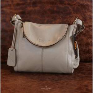 Bolso cruzado de cuero genuino hecho a mano, bolso de hombro de alta calidad con cubierta de solapa, diseño clásico y elegante para mujer - Product Image 4