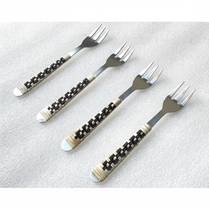 Fourchettes à fruits de luxe en acier inoxydable avec poignées texturées, compatibles lave-vaisselle, pour servir les fruits, les desserts et les collations légères lors de vos réceptions - Product Image 2