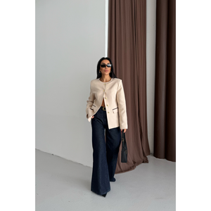 Chaqueta Balzer Beige con Cuello Redondo y Detalle de Ribete en los Bolsillos para Mujer - Product Image 6