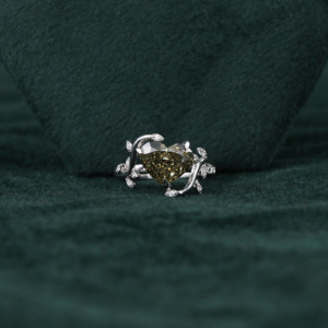 Bague de mariage en plaqué or blanc massif 18KT en forme de cœur vert diamant cultivé en laboratoire pierre latérale design personnalisé style tendance IGI - Product Image 1