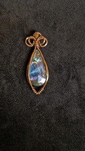 Pendentif géométrique en cuivre labradorite avec fil flash multicolore violet fait à la main Collier de pierres précieuses de style antique - Product Image 2